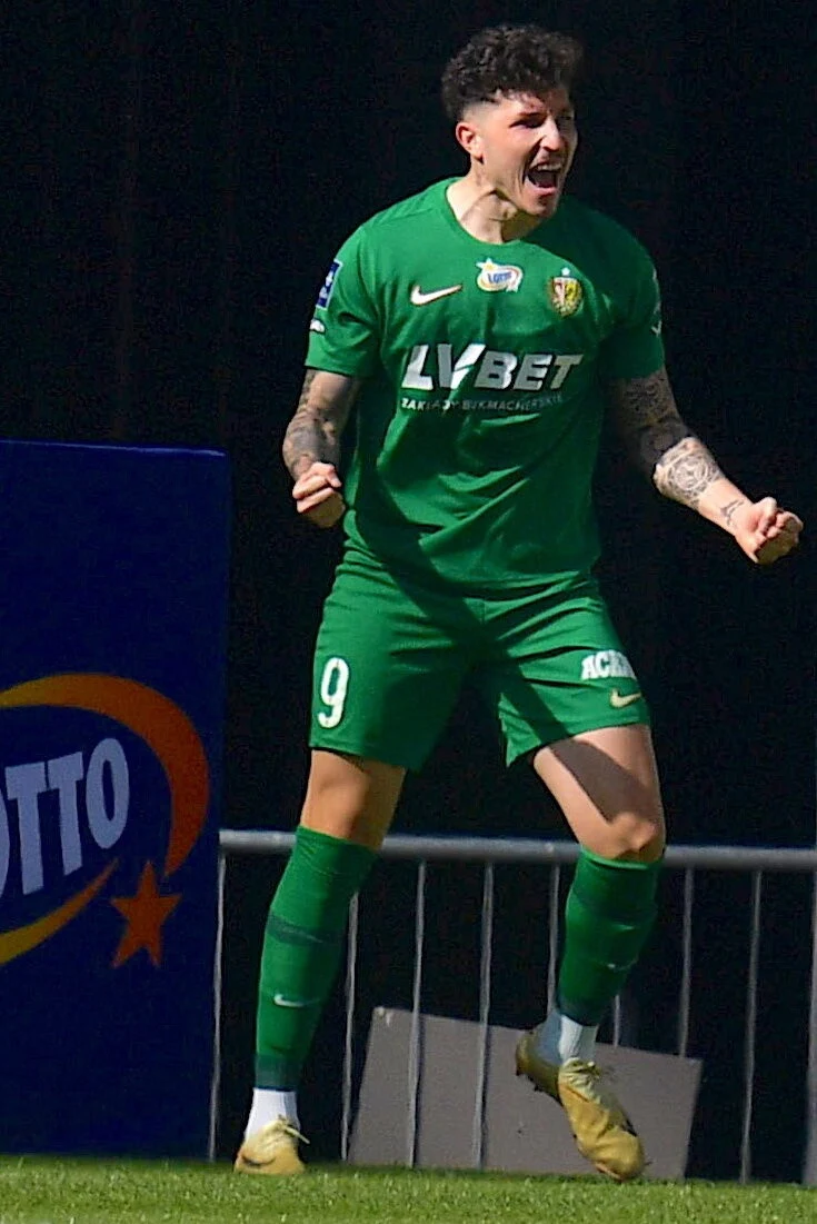 Erix Exposito cieszy się z gola na 1:0