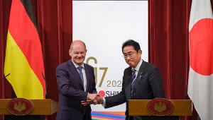 Premier Fumio Kishida i kanclerz Olaf Scholz. Politycy przekonują, że najważniejsze jest egzekwowanie sankcji nałożonych na Rosję