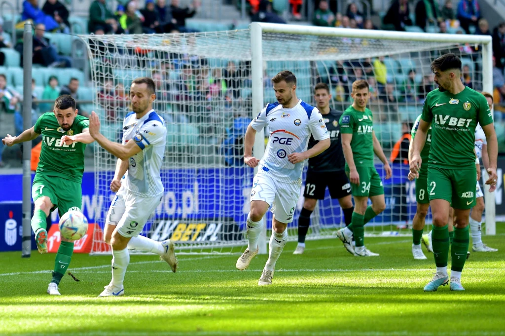 Z remisu Śląska Wrocław i Stali Mielec najbardziej cieszą się ich rywale w walce o utrzymanie