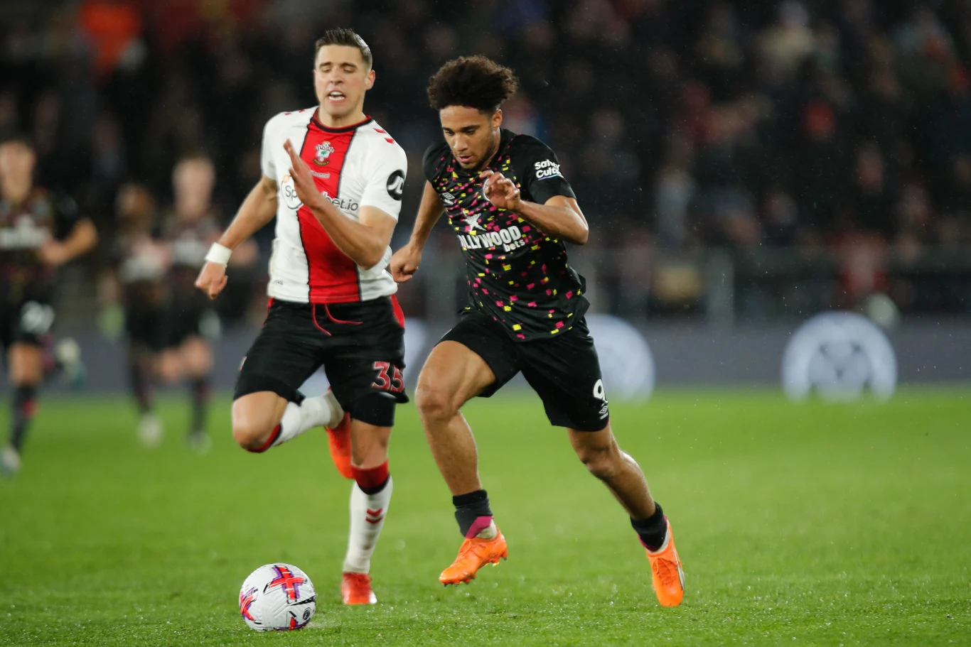 Jan Bednarek w starciu z Brentford
