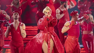 Julia Kamińska jako Lady Gaga w trzecim odcinku programu "Twoja Twarz Brzmi Znajomo"