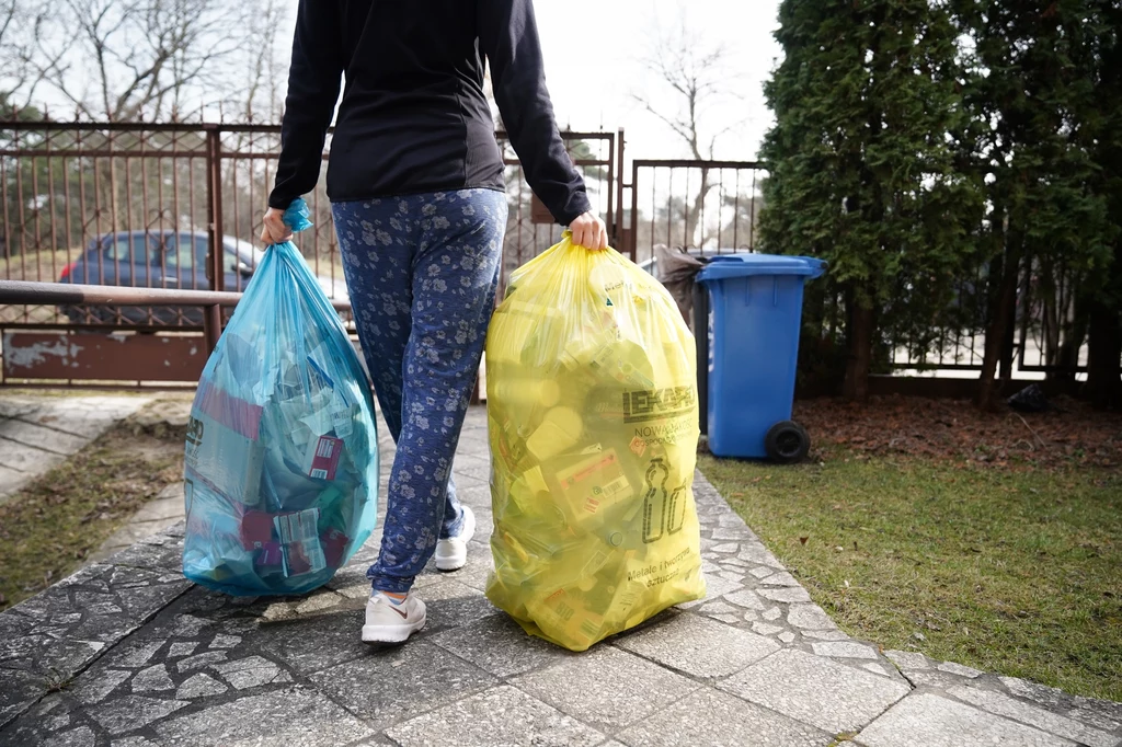 Mimo że od 2013 r. w Polsce obowiązuje obowiązkowa segregacja odpadów, to samorządy od 10 lat mają problem, żeby osiągać zakładane przez rząd poziomy recyklingu. Te z roku na rok będą jeszcze wyższe, więc wyższe będą też kary, które gminy będą musiały zapłacić ze swoich budżetów (czyli naszych podatków)