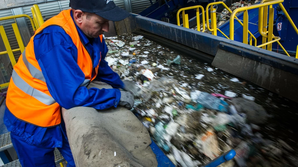 Mimo tego, że Polska zobowiązała się do unijnych celów recyklingu, to nadal segregacja śmieci jest u nas na słabym poziomie. Rząd od lat obiecuje ustawy, które mają pomóc w gospodarce odpadami, ale żaden duży pakiet nie został jeszcze uchwalony. Czas nagli, i możliwe, że już za kilka lat miasta, gminy i rząd będą musiały płacić olbrzymie kary za nieosiągnięcie poziomów recyklingu