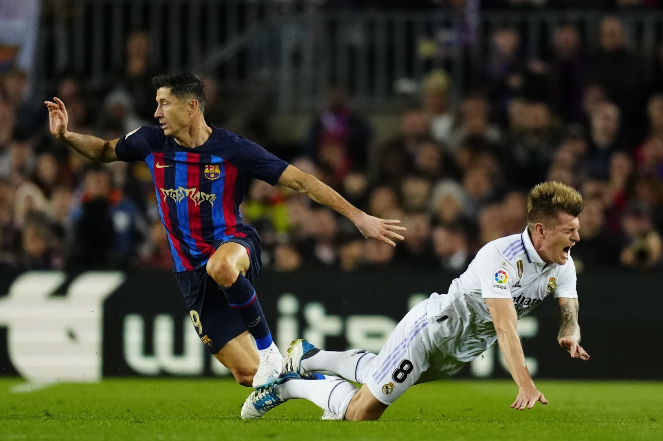 Robert Lewandowski w starciu z Tonim Kroosem podczas El Clasico