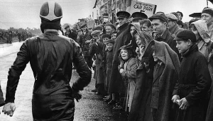 Nie jadł, żeby wysłać pieniądze żonie. Tragiczne losy gwiazdy