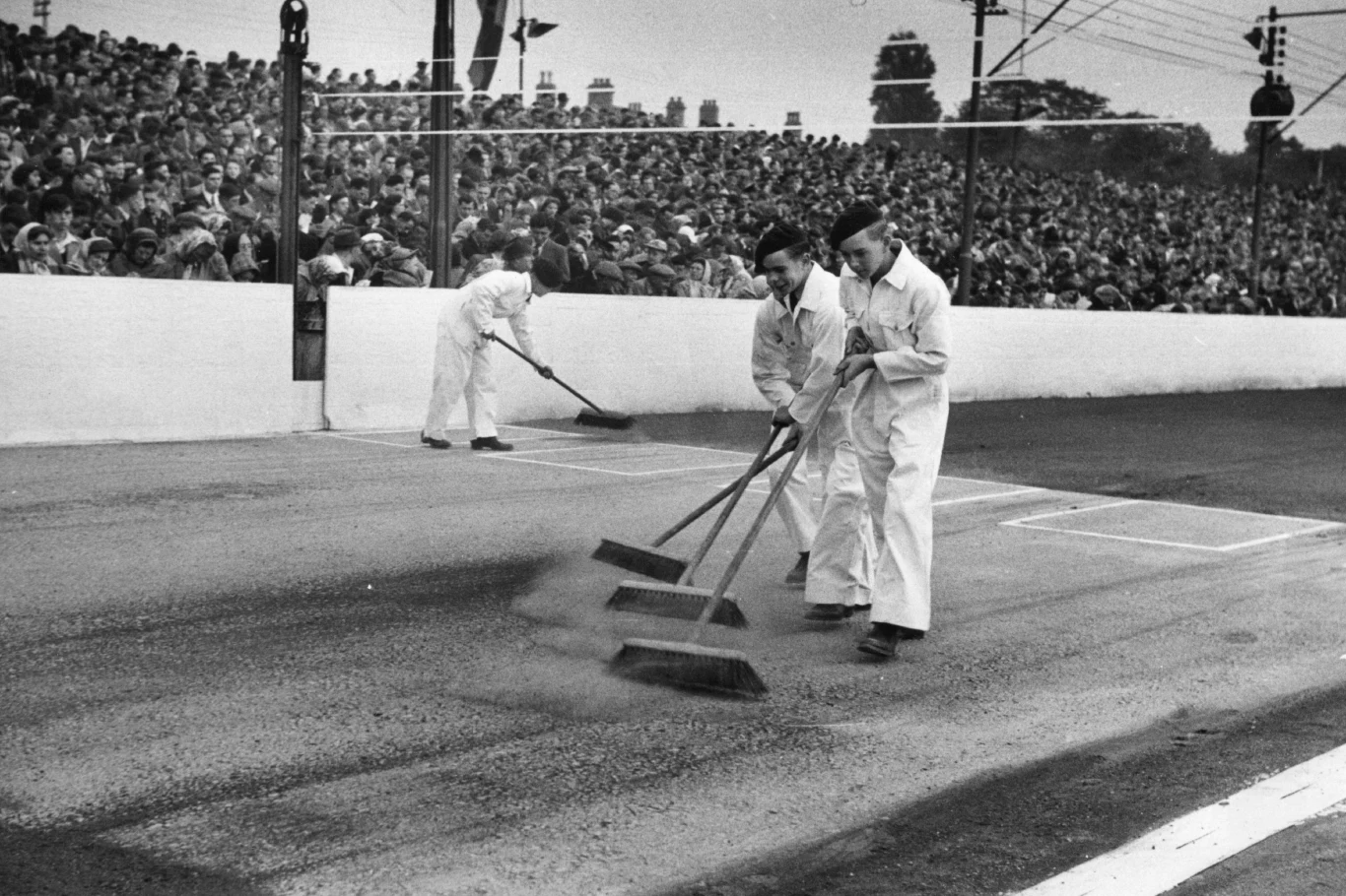 Przygotowanie toru żużlowego na zawody Przygotowanie toru żużlowego na zawody