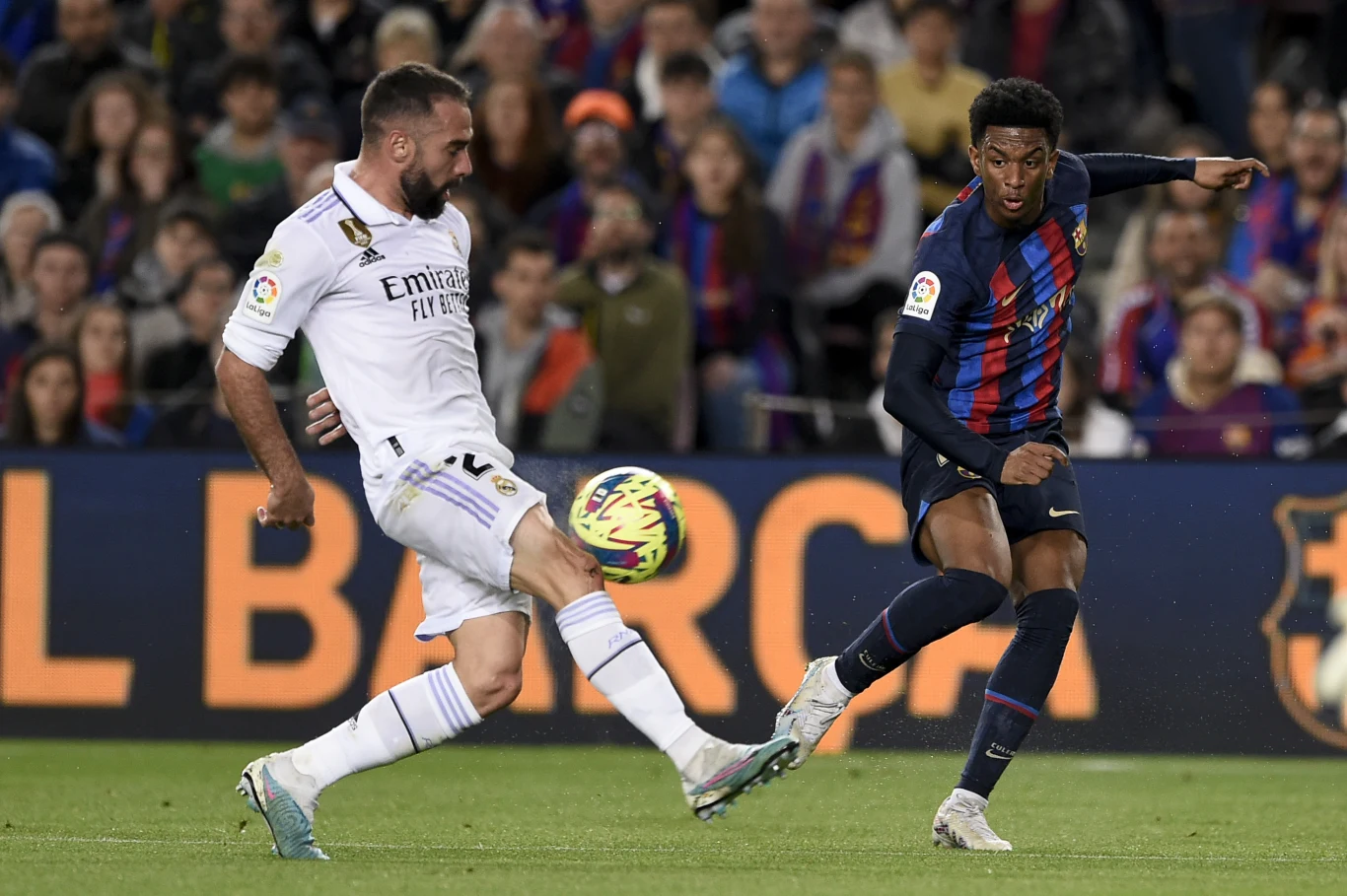 Dani Carvajal z Realu (z lewej) i Alejandro Balde z Barcelony