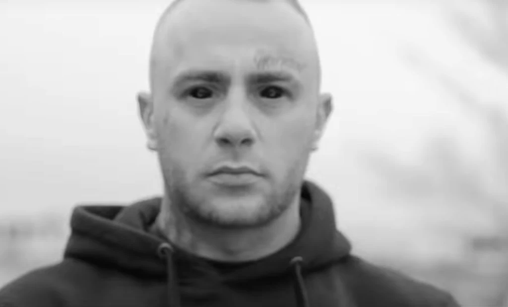 Adek WWA w teledysku "Buja się fura". Wypuścił go do sieci 2 tygodnie przed śmiercią / Youtube Adek WWA w teledysku "Buja się fura". Wypuścił go do sieci 2 tygodnie przed śmiercią / Youtube