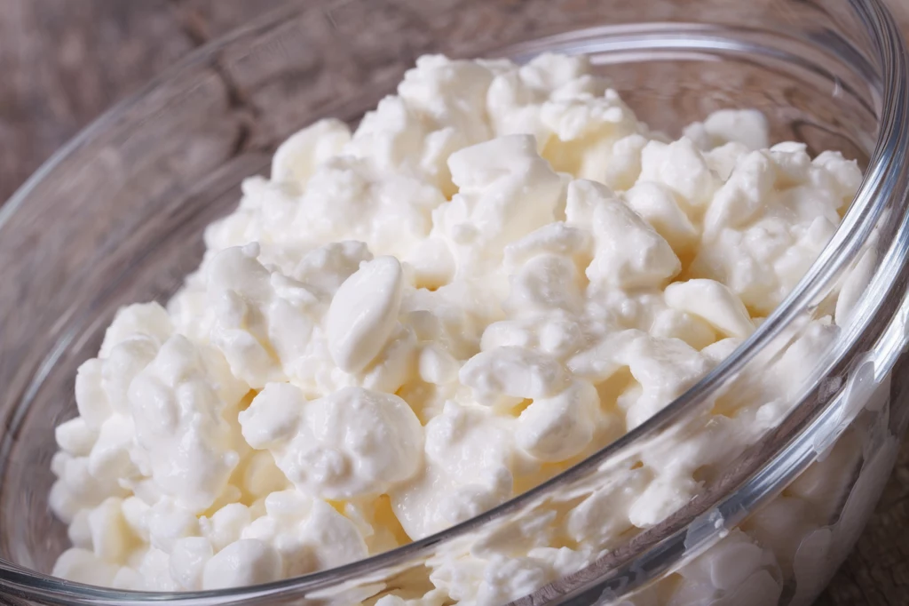 Serek wiejski to połączenie jogurtu i twarogu. Jest bardzo bogaty w białko, a jednocześnie lekkostrawny