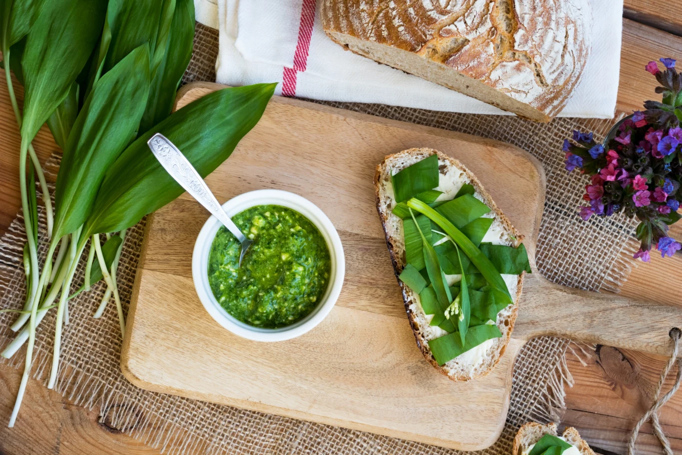 Pesto na bazie czosnku niedźwiedziego jest wyjątkowo łatwe w przygotowaniu