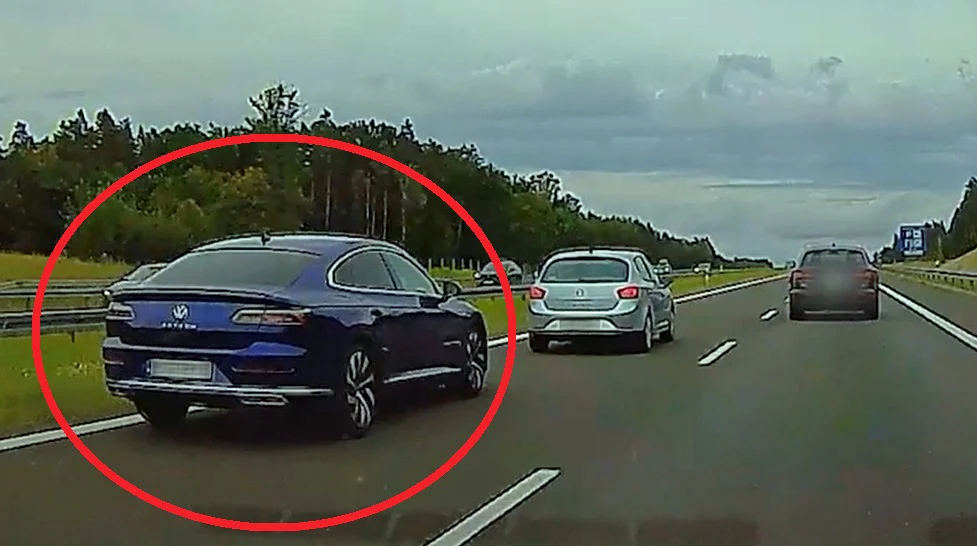Za chwilę Volkswagen wyprzedzi Seata i przed nim zahamuje Za chwilę Volkswagen wyprzedzi Seata i przed nim zahamuje