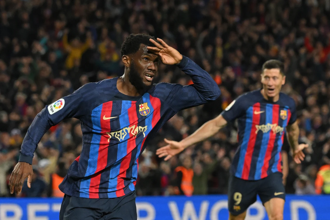 Franck Kessie dał FC Barcelona zwycięstwo w "El Clasico". Po swojej bramce, jak to zwykle, oddał hołd swojemu ojcu poprzez niezwykły gest... Franck Kessie dał FC Barcelona zwycięstwo w "El Clasico". Po swojej bramce, jak to zwykle, oddał hołd swojemu ojcu poprzez niezwykły gest...
