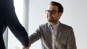 "Nagroda" i "premia" to nie to samo, a każdą z nich można podzielić na kilka różnych rodzajów. Dlaczego premia regulaminowa jest lepsza od uznaniowej?