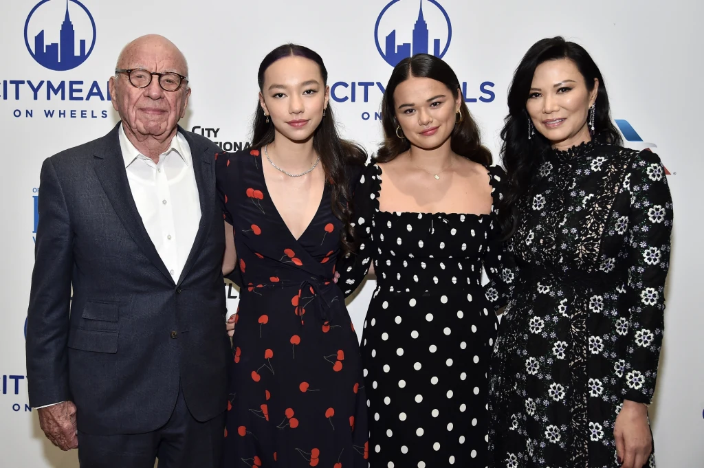 Rupert Murdoch z trzecią żoną i córkami Rupert Murdoch z trzecią żoną i córkami