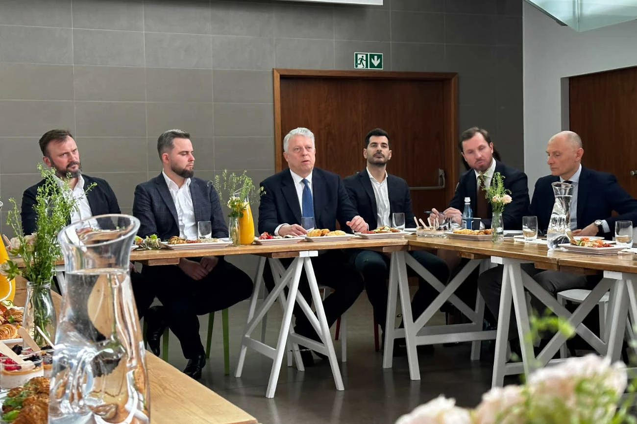 Podczas spotkania z mediami o pracach nad projektem opowiadali m.in. Giuseppe Bonollo, wiceprezes Pininfariny Podczas spotkania z mediami o pracach nad projektem opowiadali m.in. Giuseppe Bonollo, wiceprezes Pininfariny
