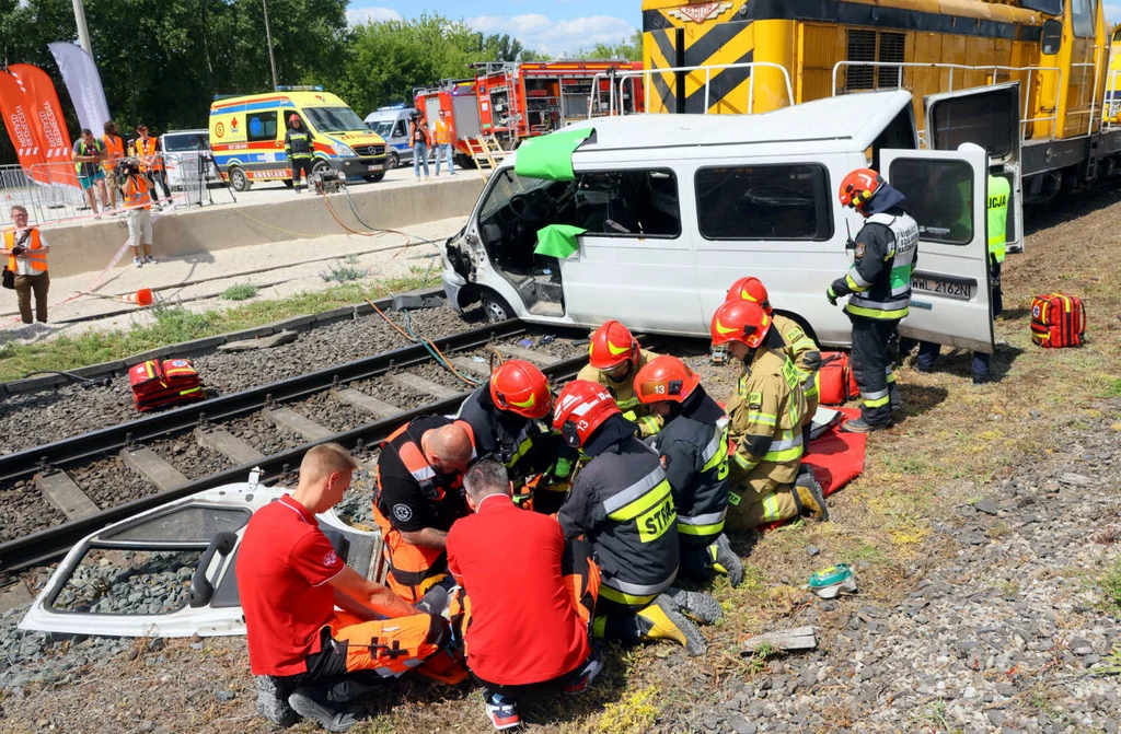 Szlabany kolejowe są skonstruowane tak, by łatwo je było wyłamać i uniknąć tragedii