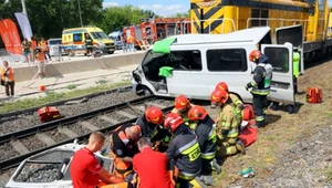 Tragiczny rok na przejazdach kolejowych. Nie bój się wyłamać zapory