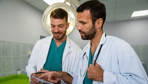Podwyżki dla lekarzy rezydentów od 1 lipca. Zarobią ponad 8500 zł