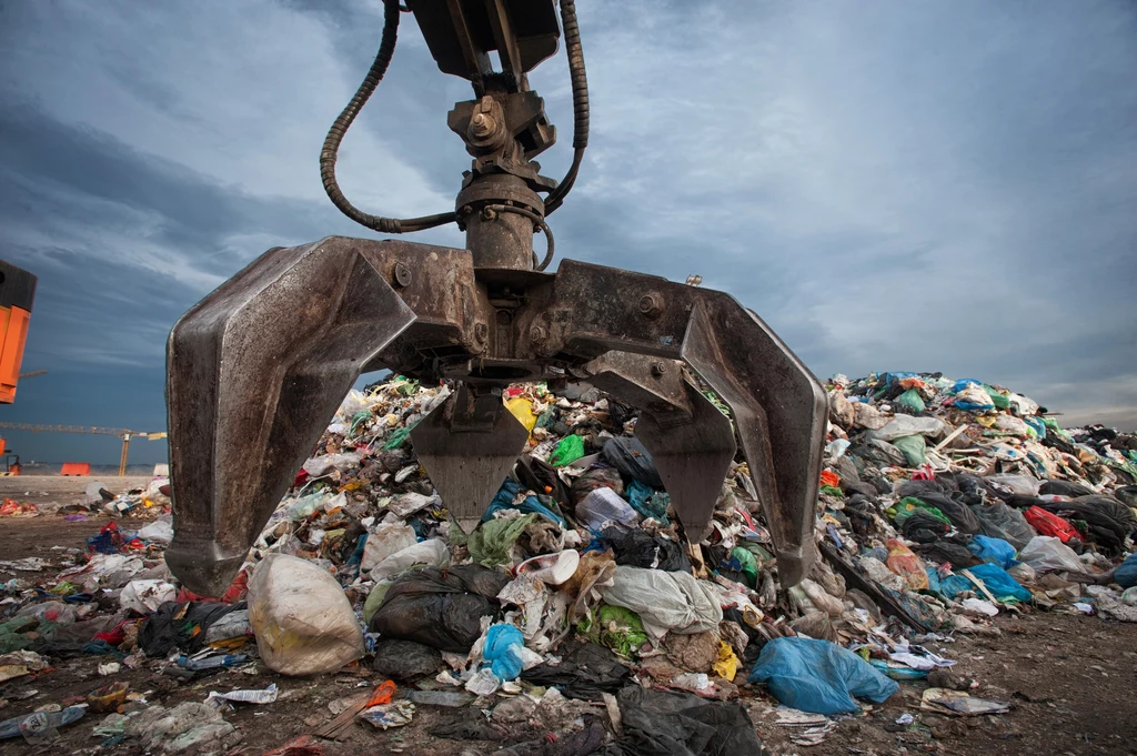 W Polsce nadal ok. 40 proc. śmieci trafia na składowiska. Zalegają na nich już 2 mld ton odpadów, które emitują szkodliwe gazy i zanieczyszczają glebę. Czy kiedykolwiek uda nam się rozprawić z tym problemem?