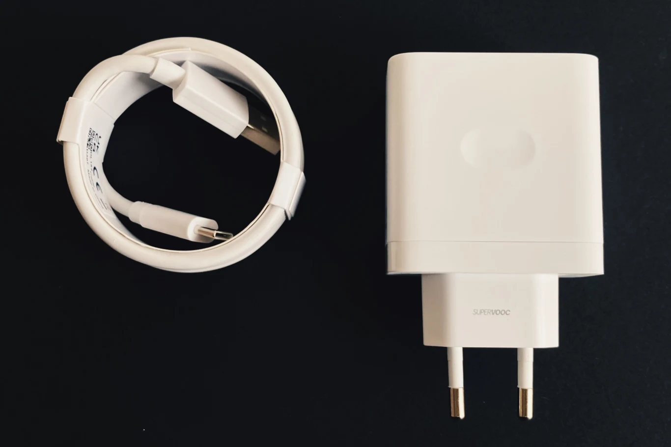 Hej, ładowarka jest w opakowaniu!