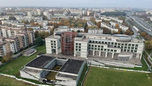 Na pierwszym planie niedokończony budynek przy ul. Literackiej w Warszawie