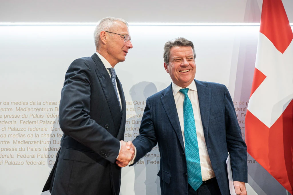 Prezes Credit Suisse Axel Lehmann oraz prezes UBS Colm Kelleher w trakcie niedzielnego ogłoszenia nabycia przez UBS swojego konkurenta
