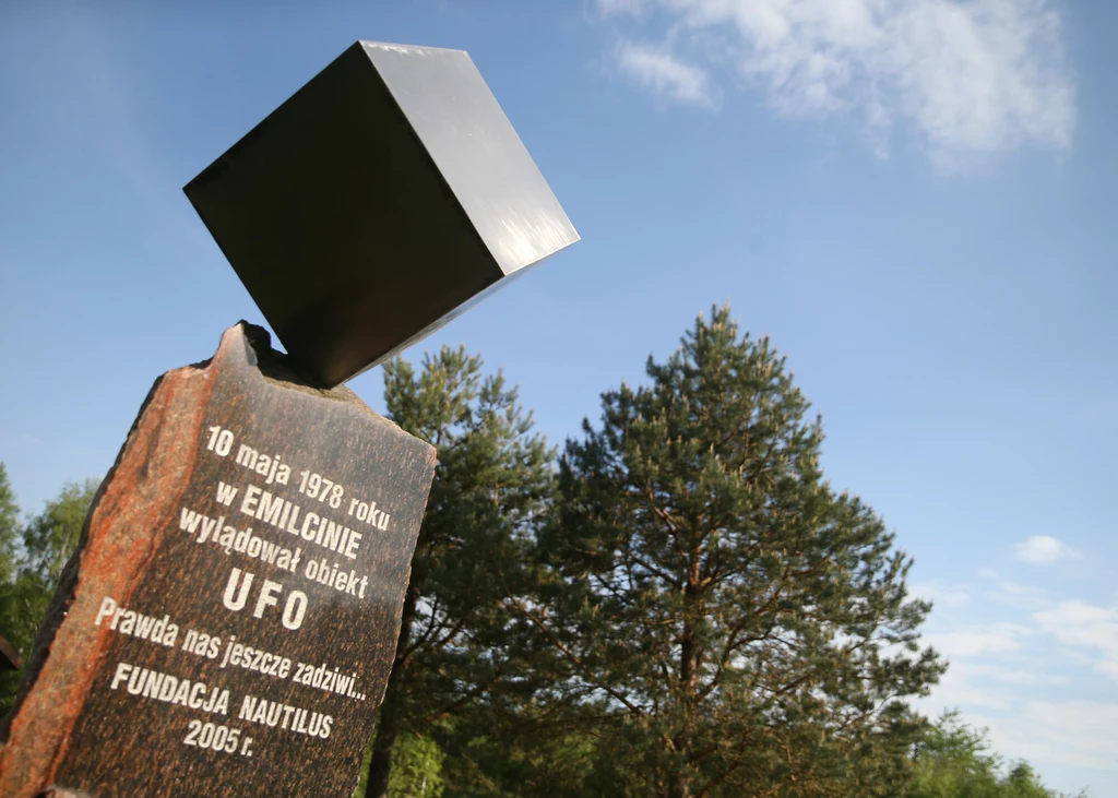 Pomnik upamiętniający lądowanie UFO w Emilcinie
