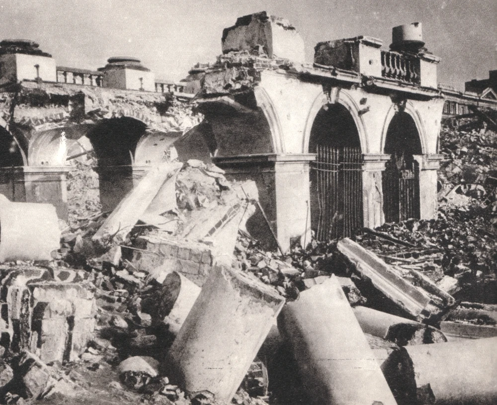 Ocalały fragment arkad po zniszczeniu Pałacu przez Niemców w 1944 roku Ocalały fragment arkad po zniszczeniu Pałacu przez Niemców w 1944 roku