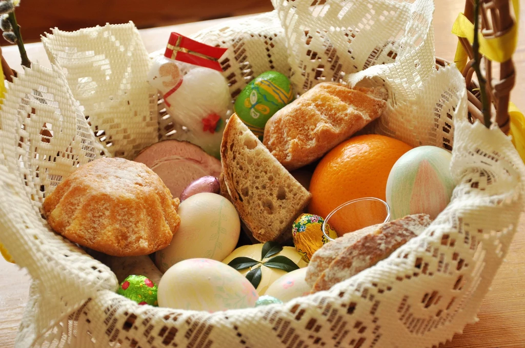 W koszyczku wielkanocnym znajdują się produkty spożywcze, które są symbolem w religii chrześcijańskiej 