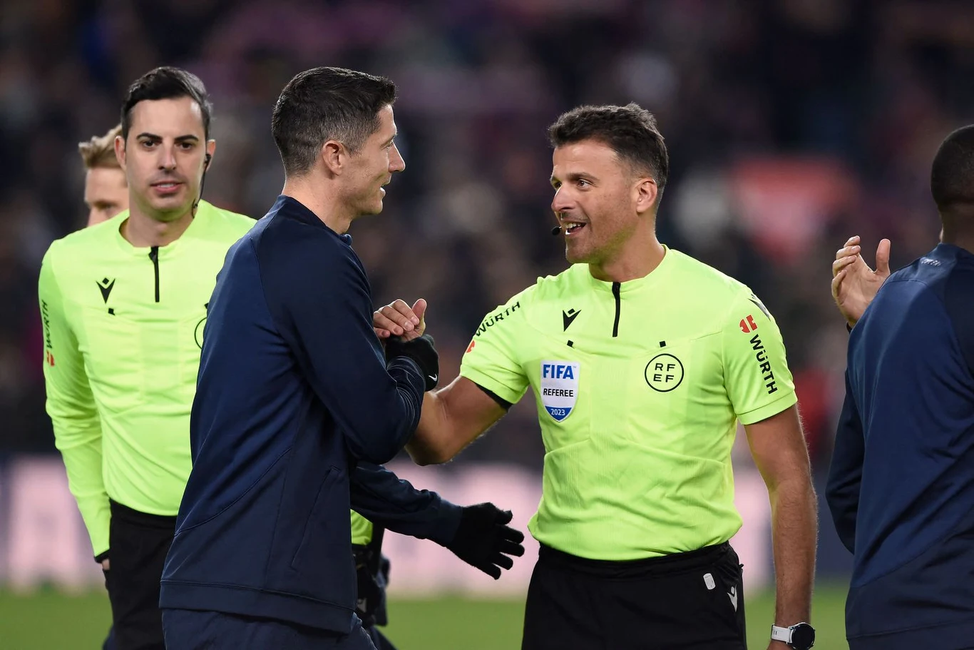 Robert Lewandowski wita się z Gilem Manzano