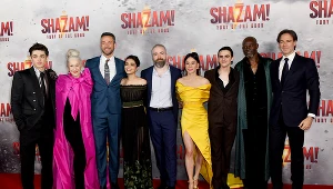 David F. Sandberg (w środku) z gwiazdami filmu "Shazam! Gniew bogów"