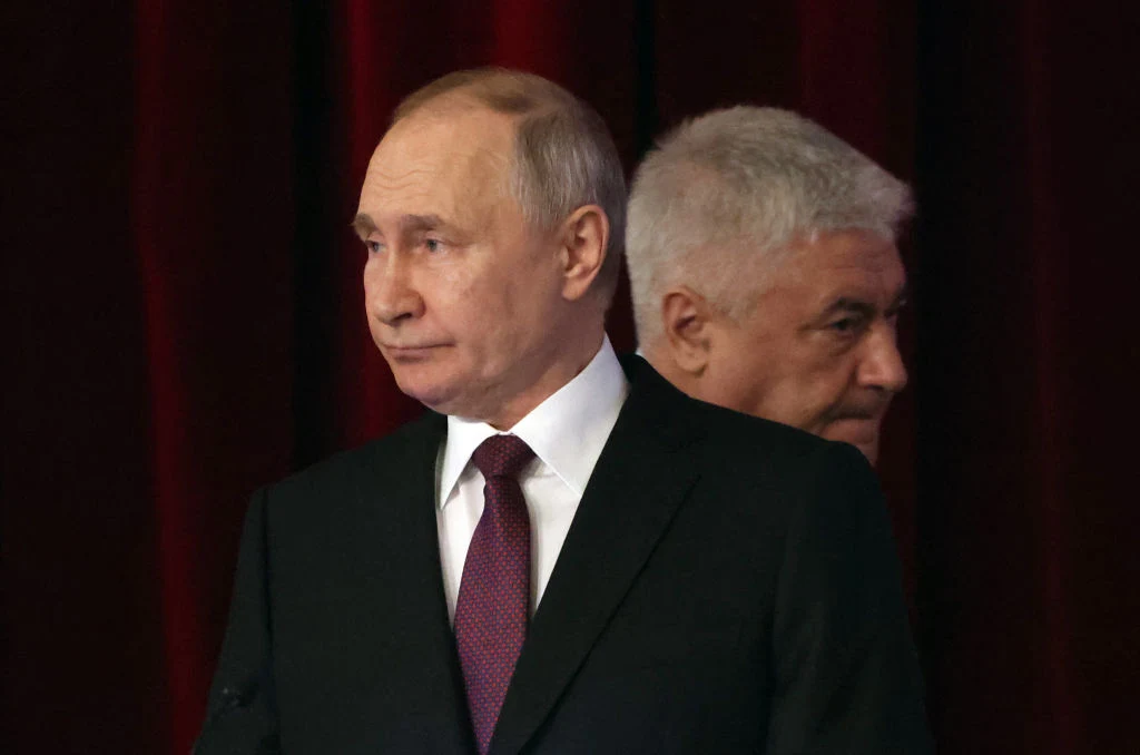 Władimir Putin w trakcie narady w siedzibie MSW w Moskwie. W tle rosyjski minister spraw wewnętrznych Władimir Kołokolcew. 20 marca 2023 r.