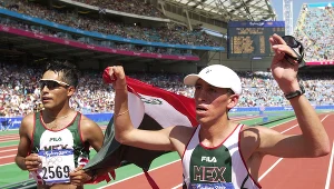 Noe Hernandez (po prawej stronie) świętuje w Sydney. Po lewej Bernardo Segura