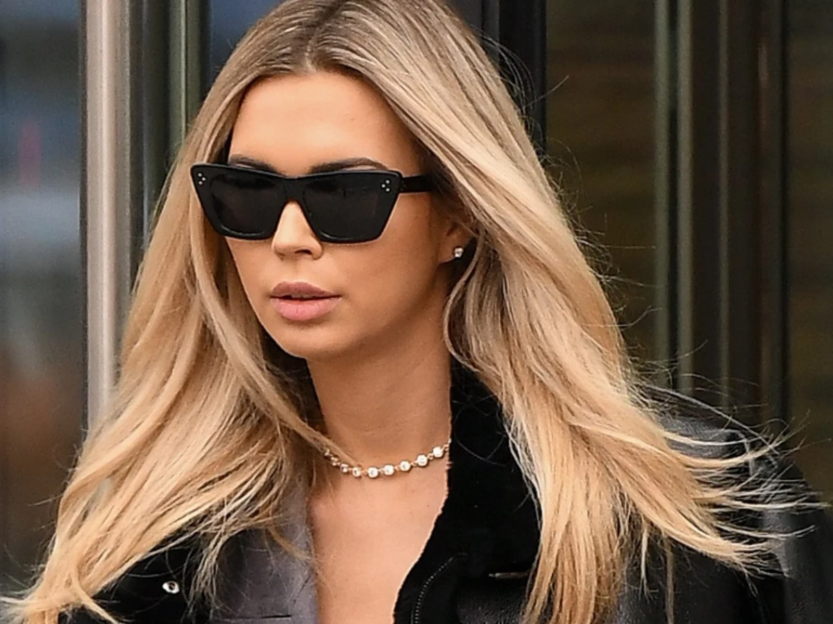 Sandra Kubicka w samym staniku wychodzi z TVP Sandra Kubicka w samym staniku wychodzi z TVP