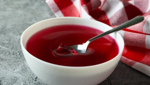 Galaretka to szybki deser bez mleka i glutenu. Jedz, a poprawisz stan stawów, skóry i paznokci