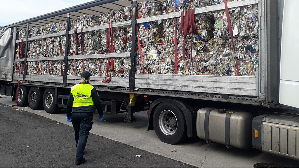 W Świecku zatrzymano mężczyznę, który nielegalnie przewoził z Niemiec 19 ton odpadów. Celnikom tłumaczył, że chciał tylko zatankować i wrócić, choć wcześniej podawał inną wersję wydarzeń