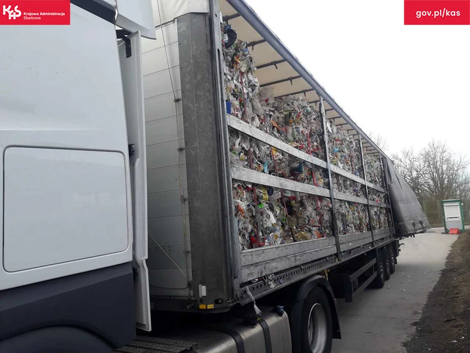 Przewożony ładunek według dokumentów miał składać się z tworzyw sztucznych i gumy. W rzeczywistości były to odpady komunalne pochodzące z gospodarstw domowych