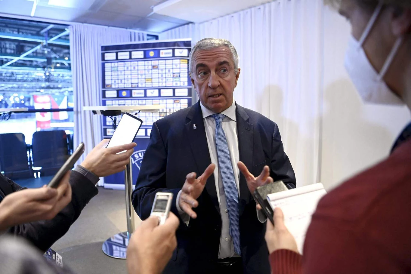 Prezydent IIHF Luc Tardif