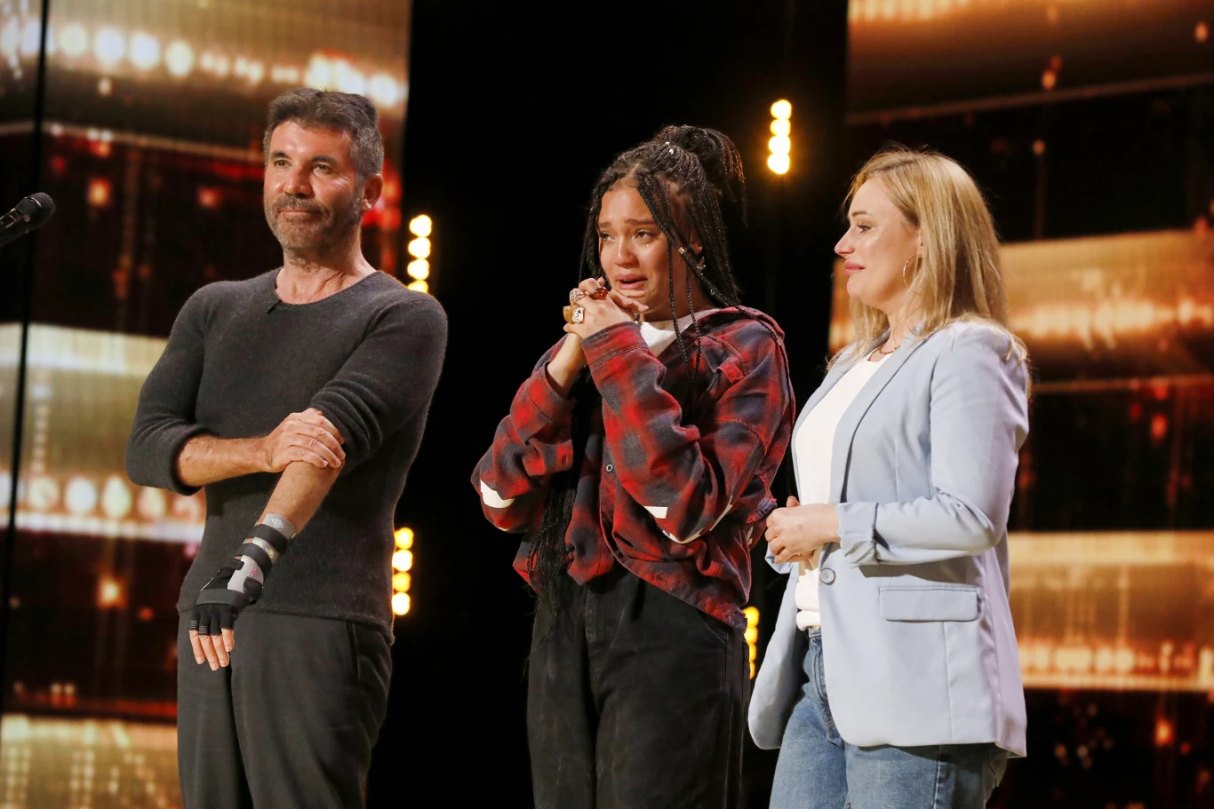 Sara James poznała się z Simonem Cowellem w 17. edycji amerykańskiego "Mam talent" Sara James poznała się z Simonem Cowellem w 17. edycji amerykańskiego "Mam talent"