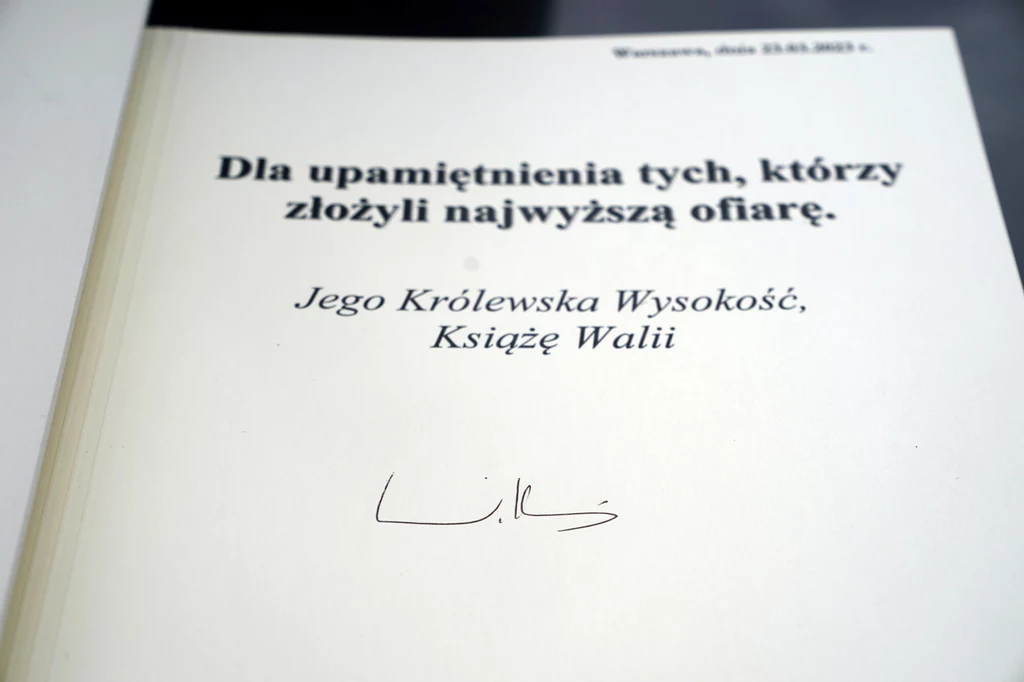 Książę William wpisał się do księgi pamiątkowej podczas składania kwiatów przy Grobie Nieznanego Żołnierza w Warszawie