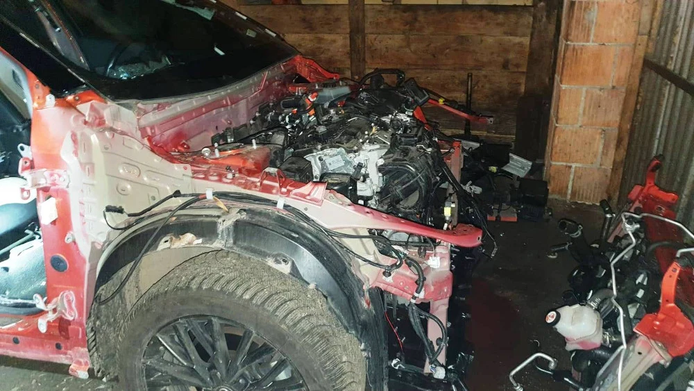 Złodzieje zdążyli rozebrać auto. Policjanci się spóźnili
