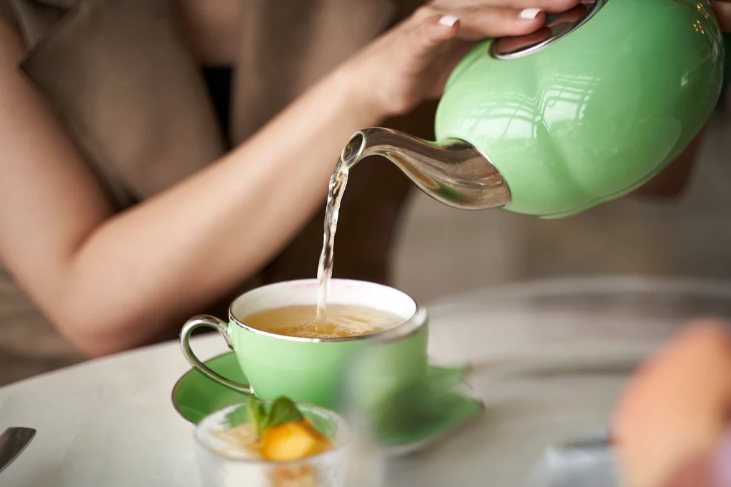 Napar z zielonej herbaty pomaga się wyciszyć i zrelaksować