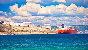 Na zdjęciu port Omisalj z terminalem na wyspie Krk na Chorwacji