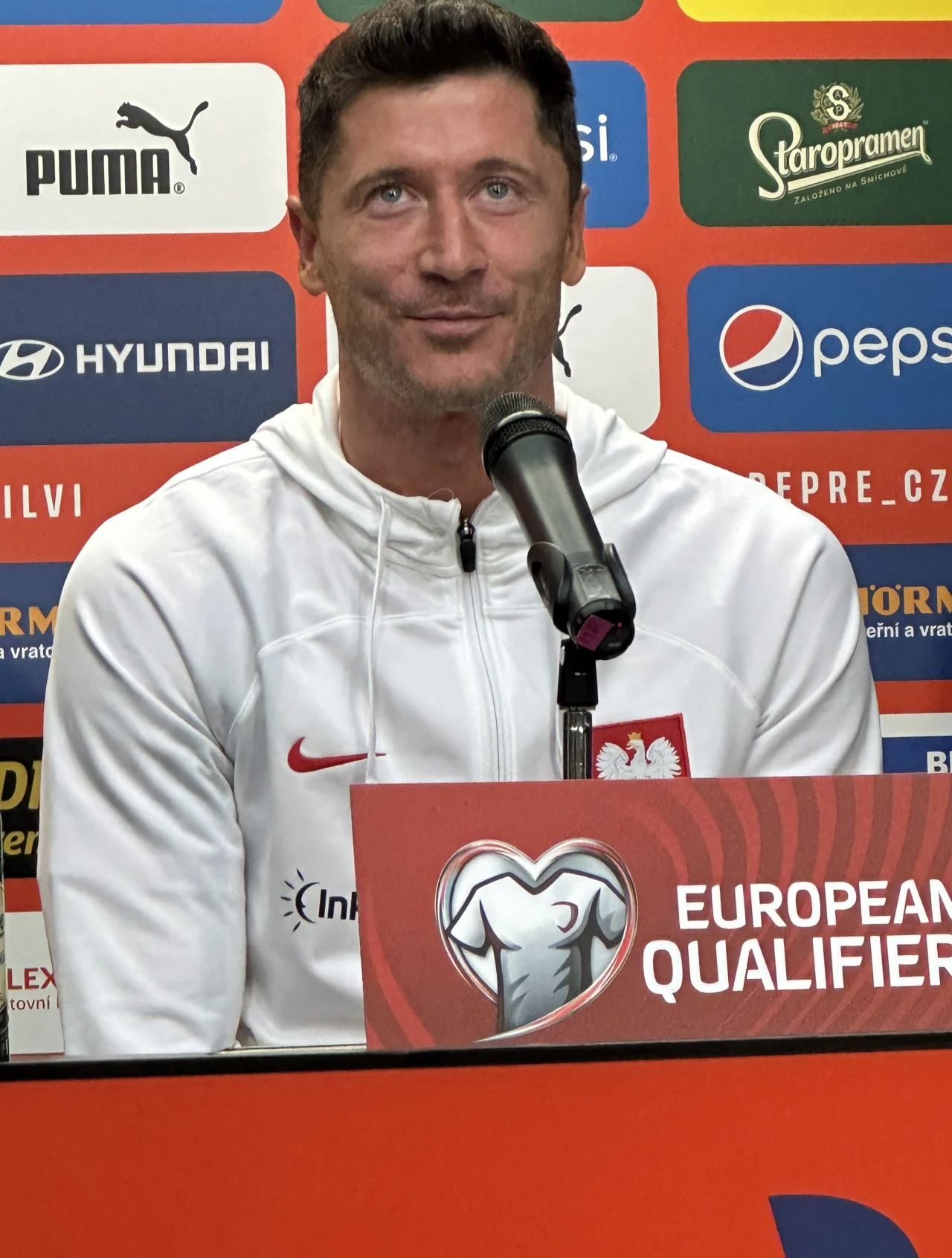 Robert Lewandowski na konferencji prasowej przed meczem Czechy - Polska Robert Lewandowski na konferencji prasowej przed meczem Czechy - Polska