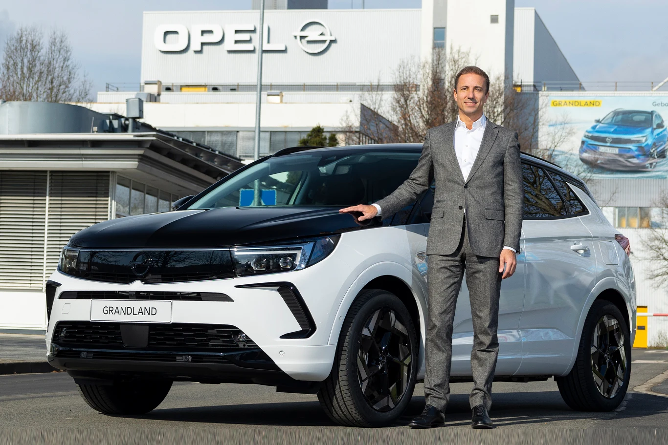Opel Grandland GSe & Florian Huettl, dyrektor generalny marki Opel Opel Grandland GSe & Florian Huettl, dyrektor generalny marki Opel