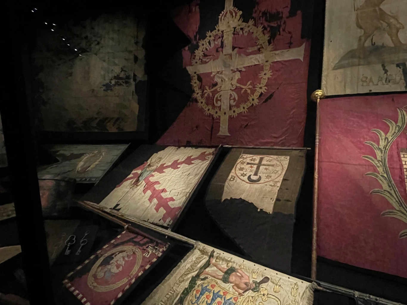 Chorągwie: od góry Zygmunta III, poniżej z prawej Bohdana Chmielnickiego