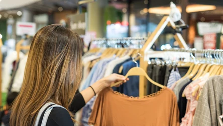 Polacy chętnie kupują ubrania w sieciówkach, najpopularniejszy okazał się Sinsay. 