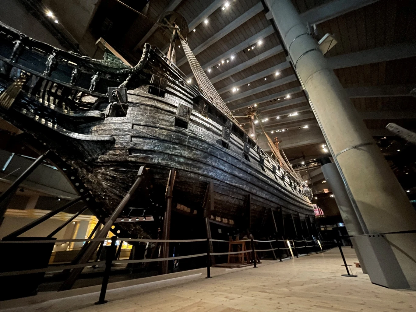 Galeon Vasa. Pod poziomą belką nad dziobem widać rękę rzeźby "polskiego szlachcica"