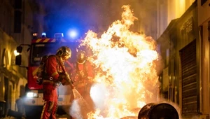 Francuska straż pożarna gasząca uliczne pożary, które wybuchły w czasie protestów