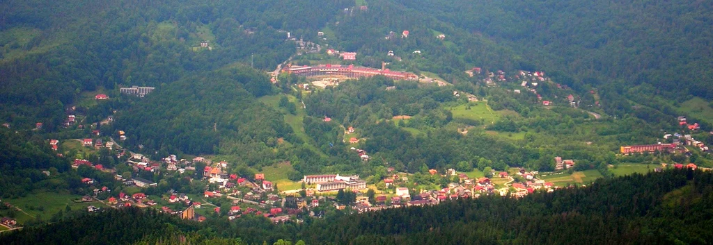 Panorama Szczyrku ze Skrzycznego z widokiem na dawny ośrodek Orle Gniazdo